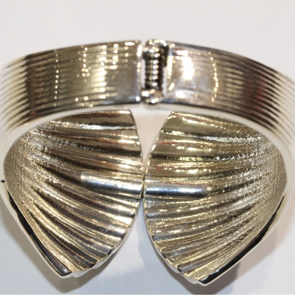 Kendall & James Clam Shell Silver-tone Bangle - Picture 3 of 11